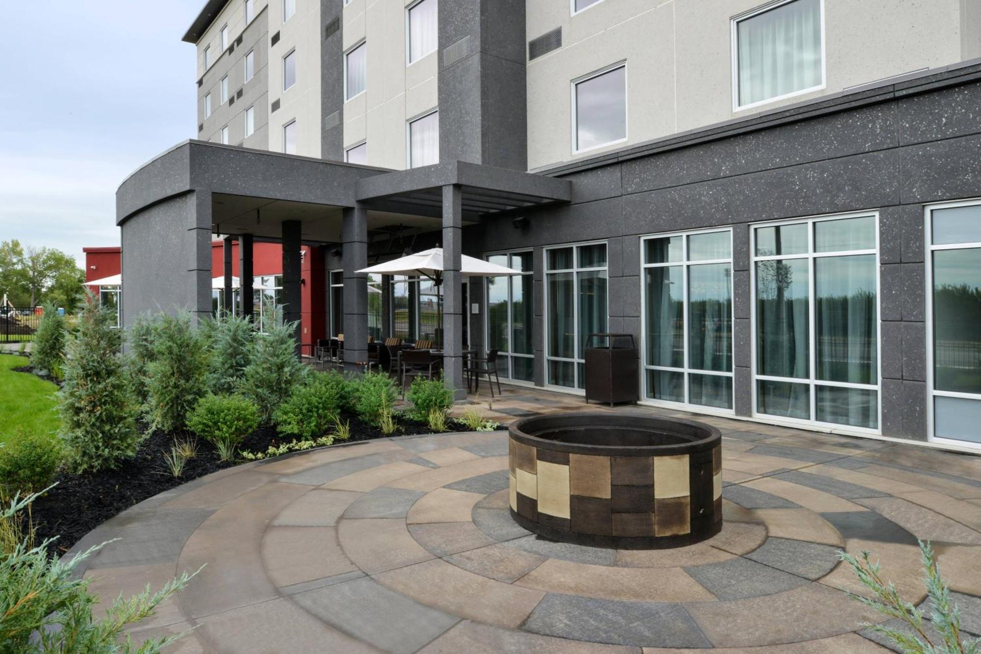 Courtyard By Marriott Saskatoon Airport Hotel Exterior photo